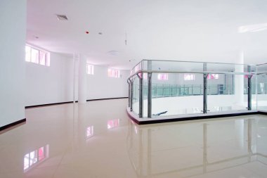 Cam perde duvarı ve paslanmaz çelik parmaklık, fotoğrafın yakın çekimi.