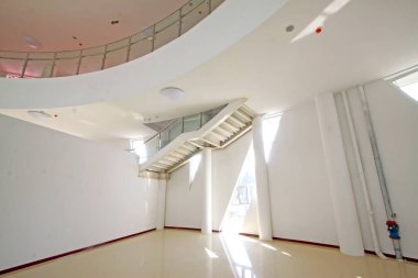 LUANNAN COUNTY - 18 Eylül 2014 'te bir sanat galerisinde merdivenler ve pencereler, Luannan County, Hebei Eyaleti, Çin