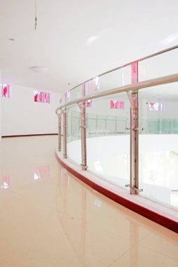 Cam perde duvarı ve paslanmaz çelik parmaklık, fotoğrafın yakın çekimi.