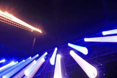 Sahne aydınlatma etkisi karanlıkta 