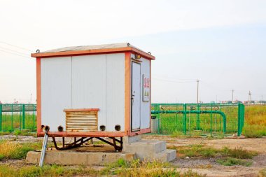 Teneke oda trafo odası, fotoğrafa yakın çekim.