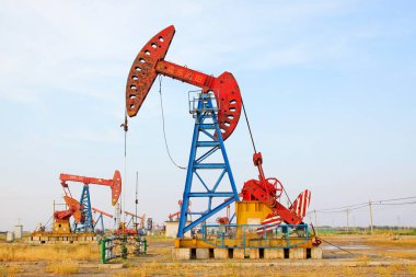 CAOFEIDIAN - 27 Eylül: JiDong petrol sahasında dengeli ışın pompalama ünitesi, 27 Eylül 2014, Caofeidian City, Hebei, Çin.