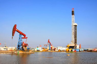 CAOFEIDIAN - 27 Eylül: JiDong petrol sahasında dengeli ışın pompalama ünitesi, 27 Eylül 2014, Caofeidian City, Hebei, Çin.