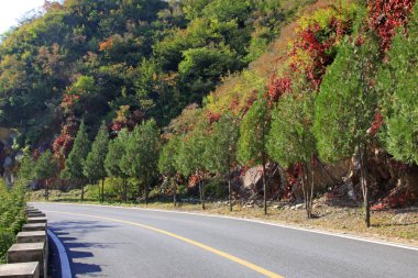 Dağlar, Pekin ve Çin arasında manzaralı bir yerde asfalt yollar. 