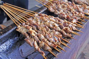 Lokantada ızgara tavuk taşlığı, yakın plan fotoğraf.