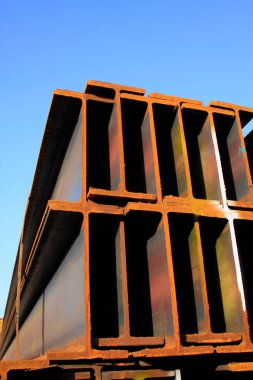 Yuvarlanan çelik yığını, fotoğrafa yakın çekim.