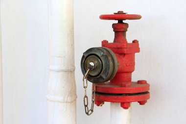 Yangın musluğu, fotoğrafa yakın çekim.