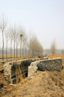 Eski kırsal su koruma mühendisliği inşaatı, fotoğrafların kapatılması.