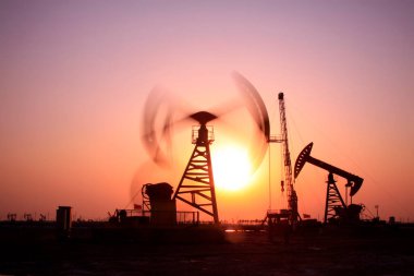Jidong petrol sahasında dengeli ışın pompalama ünitesi günbatımı manzarası, Hebei Eyaleti, Çin