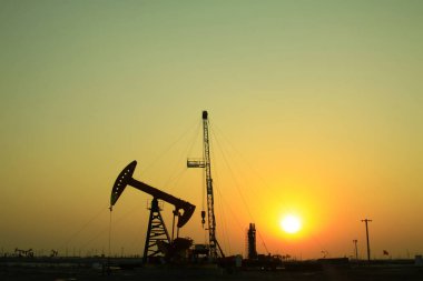 Jidong petrol sahasında dengeli ışın pompalama ünitesi günbatımı manzarası, Hebei Eyaleti, Çin