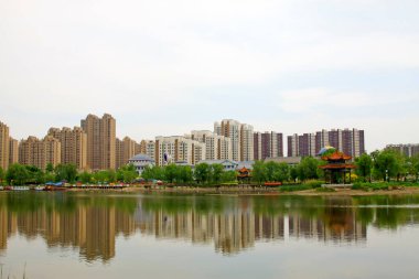 Şehir inşaat manzarası, fotoğrafa yakın çekim.