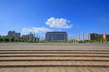 Luannan İlçesi - 19 Mayıs 2015 'te bir parkta büyük bir meydan ve totem direkleri, Luannan Bölgesi, Hebei Bölgesi, Çin