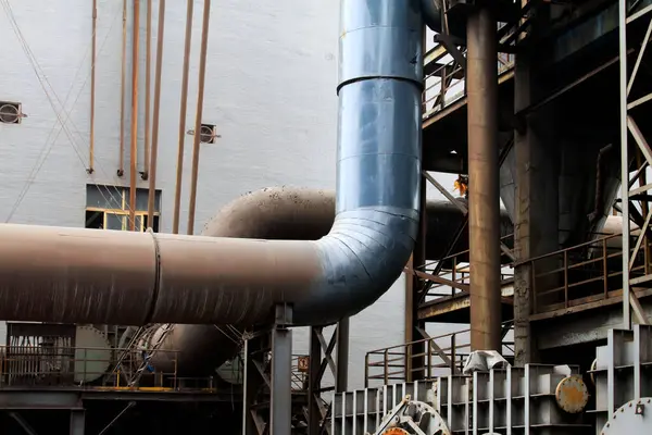 Bir fabrikada metalik kanal, fotoğrafa yakın çekim.