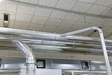 Fabrikada paslanmaz çelik boru, fotoğrafa yakın çekim.