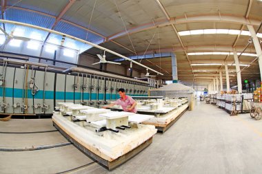 Luannan - 31 Mayıs 2015 'te seramik şirketinde Sintering atölye üretim hattı görüntüsü, Luannan County, Hebei, Çin