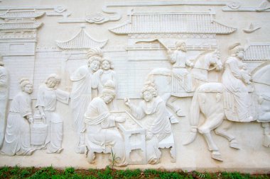 Parkta taş oymacılığı işe yarıyor.