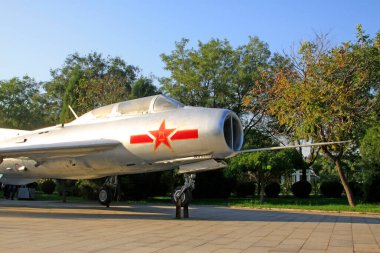 Çinli emekli savaş uçakları parkta.