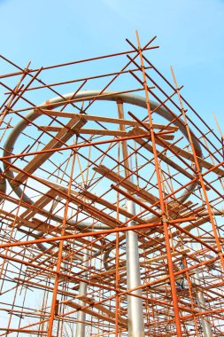 İnşaat alanındaki çelik boru iskelesi, fotoğrafa yakın çekim.