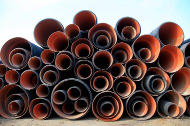 Plastik boru üst üste yığılıyor, fotoğrafa yakın çekim.