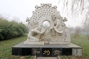 Parktaki Çin taş oymaları.