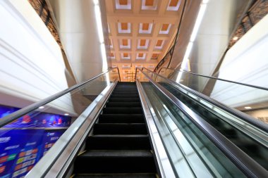 Alışveriş merkezindeki asansör.