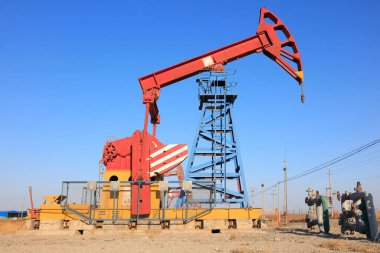 Vahşi doğada mavi gökyüzünün altında pompalama ünitesi