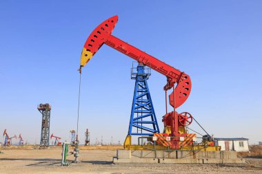 Petrol sahasında mavi gökyüzünün altında pompalama ünitesi