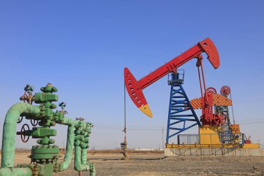 Petrol boru hattı ve pompalama ünitesi, fotoğrafa yakın çekim