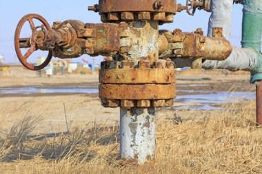 Doğadaki petrol boru hattı, fotoğrafın yakın çekimi.