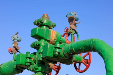 Petrol boru hattı kontrol tekerleği mavi gökyüzünün altında, yakın çekim