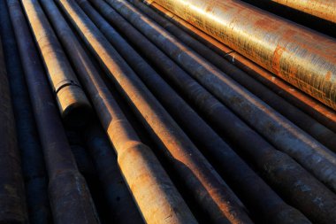 Oksitlenme paslanmış çelik boru üst üste yığılmış. 