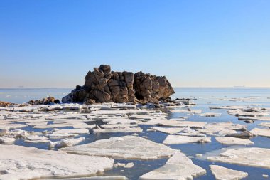 Kışın deniz buzu manzarası, fotoğrafa yakın.