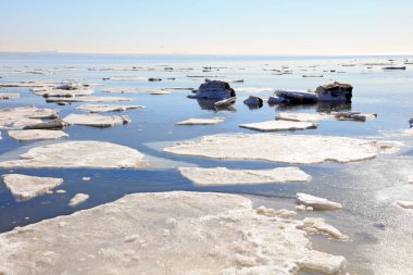 Kışın deniz buzu manzarası, fotoğrafa yakın.