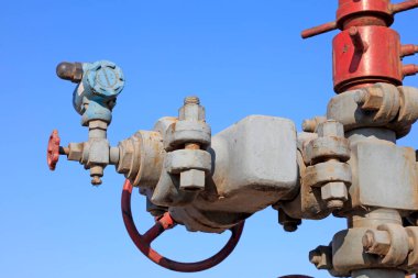 Petrol boru hattı ve ekipman mavi gökyüzünün altında, yakın çekim