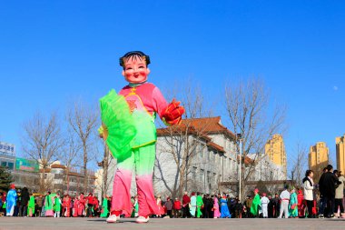 Geleneksel Çin tarzı Yanko halk dansçısı maskesi. Sokakta, Luannan County, Hebei Eyaleti, Çin