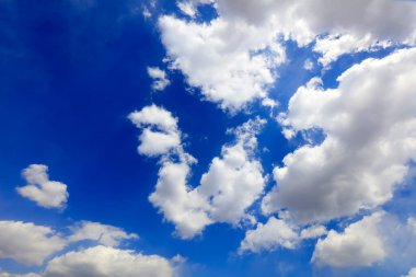 Mavi gökyüzü ve bulutlar beyaz güneşli