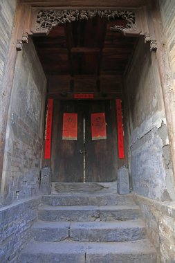 Çenedeki ev kapısı.