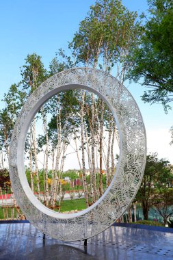 Beyaz halkalı heykel.