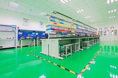 Bir fabrikada çalışma istasyonu, fotoğrafa yakın çekim.