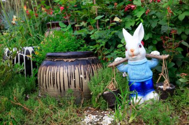 Garddaki tavşan heykelleri.