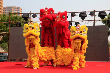 Luannan County - 16 Haziran 2016: Çin geleneksel aslan dansı gösterisi, Luannan County, Hebei Eyaleti, Chin