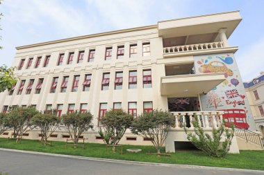 İngiliz tarzının mimari manzarası eşit düzeyde.