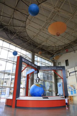 Bir bilim müzesinde manyetik havalanma mehtabı gösteri aracı