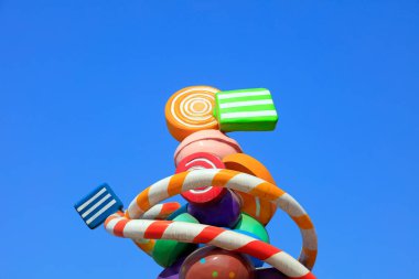 Mavi Gökyüzü Arkaplanındaki Şekerleme Heykeli