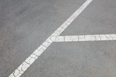 Otoyollarda beyaz işaretler