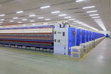 Atölyede dönen makine ekipmanları