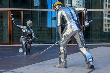 Madenci heykelleri parkta.