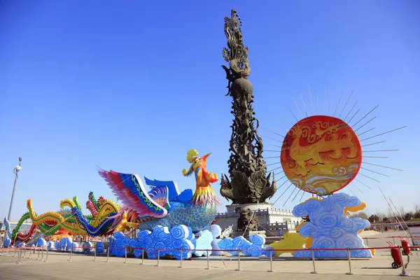 Parkta heykel, fotoğrafa yakın çekim.