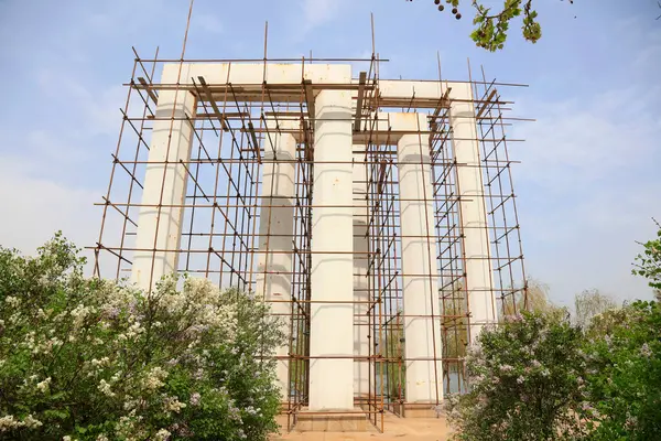 Tamamlanmamış bina, fotoğrafın kapatılması