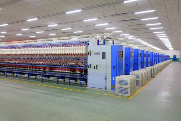 Atölyede dönen makine ekipmanları